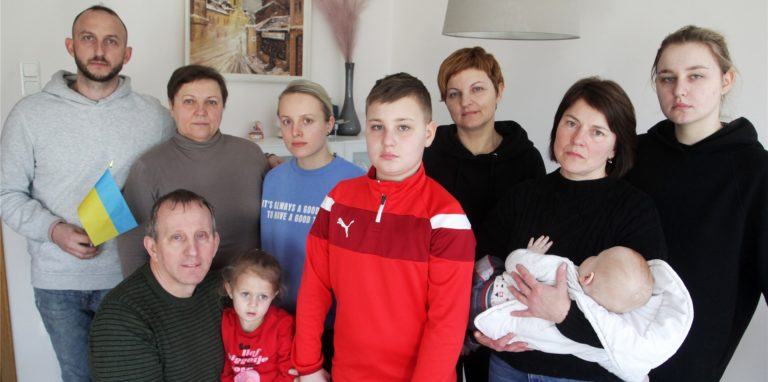 In Sicherheit, doch die Sorge und Angst um ihre Männer und Väter, Frauen und Kinder, die in der Ukraine bleiben mussten oder es nicht über die Grenze schafften, steht ihnen im Gesicht.