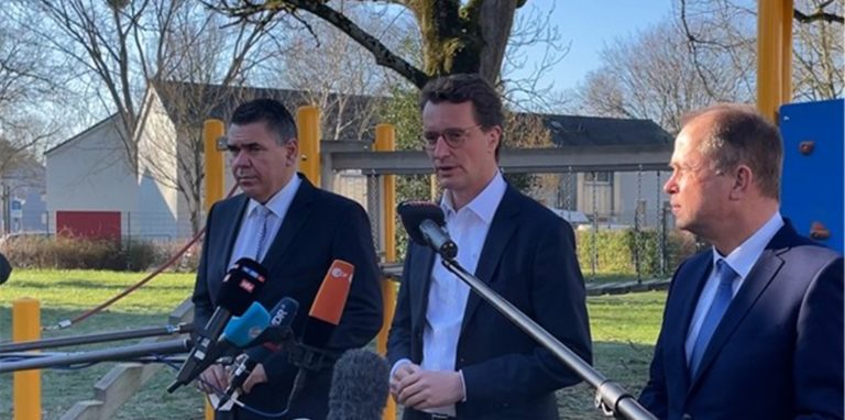 Gemeinsam mit dem Landrat des Kreises Unna, Mario Löhr (SPD), besuchten NRW-Ministerpräsident Hendrik Wüst (CDU) und Dr. Joachim Stamp (FDP) die Aufnahmestelle für Flüchtlinge in Unna (v.l.n.r.).