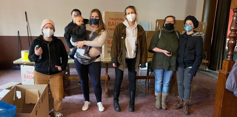 Rebekka Kämpfe steht neben anderen Helfern