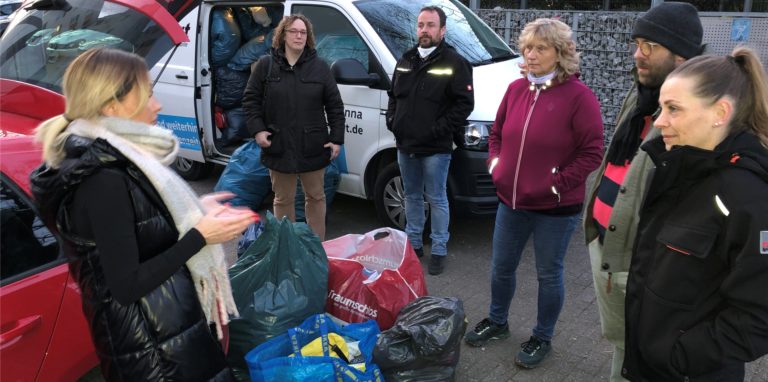 Eine kurze Absprache noch, dann wird weitergepackt. Oksana Ryshkina und ihre Freunde laden gespendete Hilfsgüter um. Sie gehen zur polnisch-ukrainischen Grenze.
