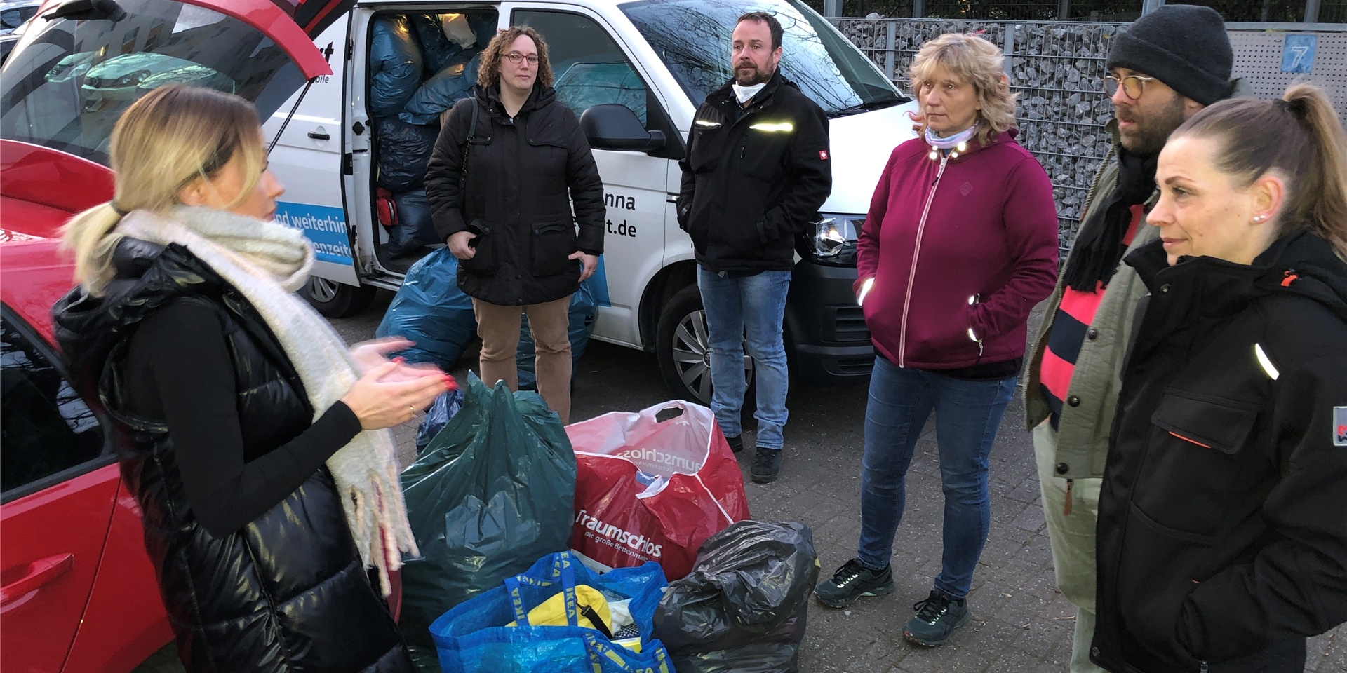 Eine kurze Absprache noch, dann wird weitergepackt. Oksana Ryshkina und ihre Freunde laden gespendete Hilfsgüter um. Sie gehen zur polnisch-ukrainischen Grenze.