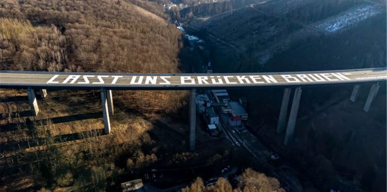 Eine Friedensbotschaft steht auf der gesperrten Rahmedetal-Brücke der A45 bei Lüdenscheid.