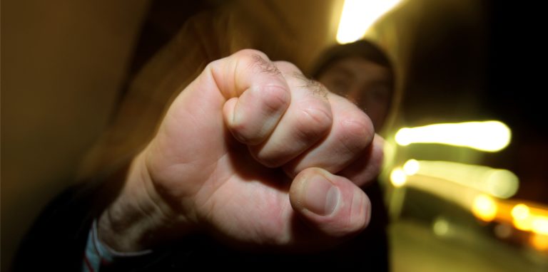 Mit Gewalt (Symbolbild) wurde einem Senior aus Heeren Geld entwendet. Zwei Männer überfielen einen 81-Jährigen auf der Mittelstraße.