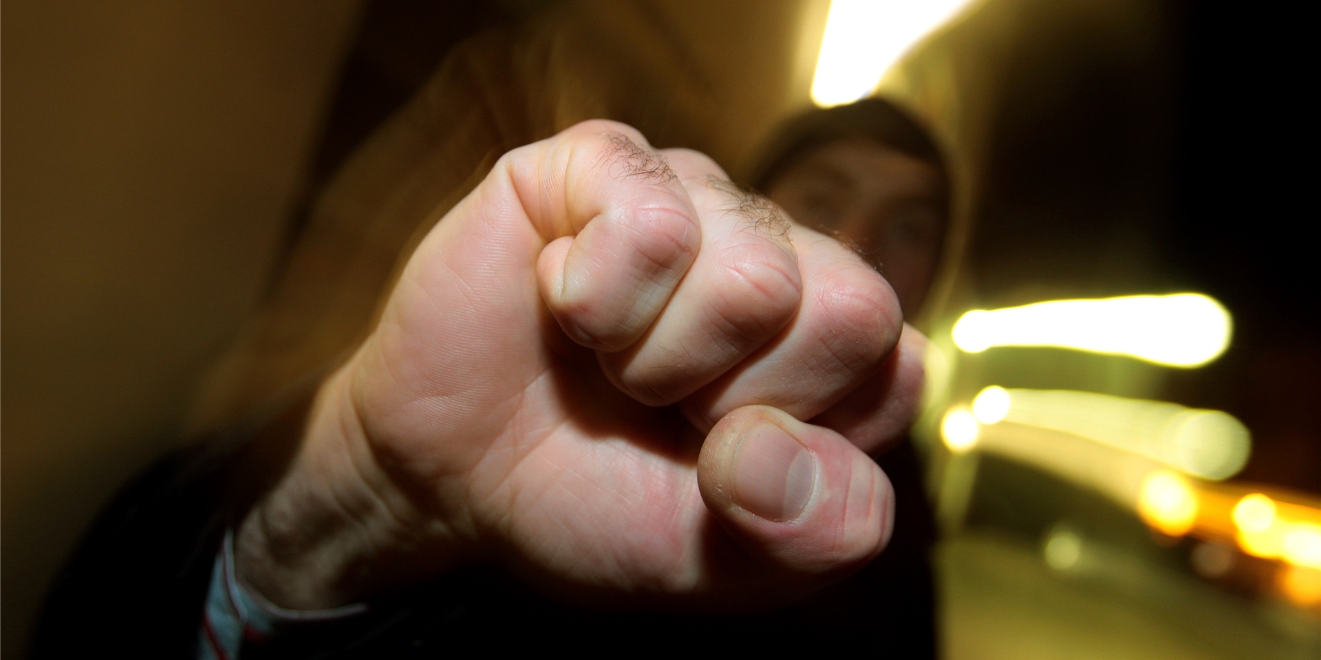 Mit Gewalt (Symbolbild) wurde einem Senior aus Heeren Geld entwendet. Zwei Männer überfielen einen 81-Jährigen auf der Mittelstraße.