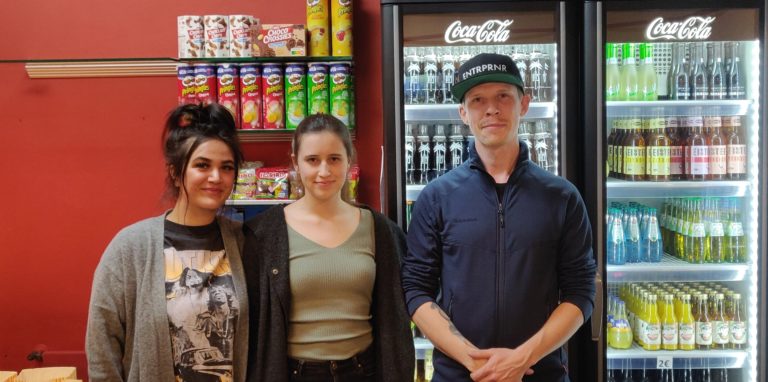 Tansu Kücükakyüz (l.) und Kathrin Haufler (2.v.l) gehören zu den Mitarbeitern im neueröffneten Kino in Menden. Chef in dem ehemaligen Theatergebäude ist Sebastian Boos (r.).