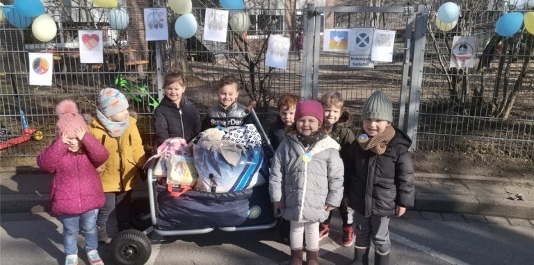 Sie haben selbst ihre eigenen Kuscheltiere gespendet: Kinder des Awo-Familienzentrums Regenbogen haben Spenden für Kinder in der Ukraine gesammelt.