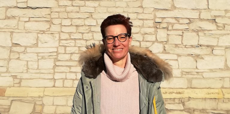 Sabine Gudehus steht vor einer Wand