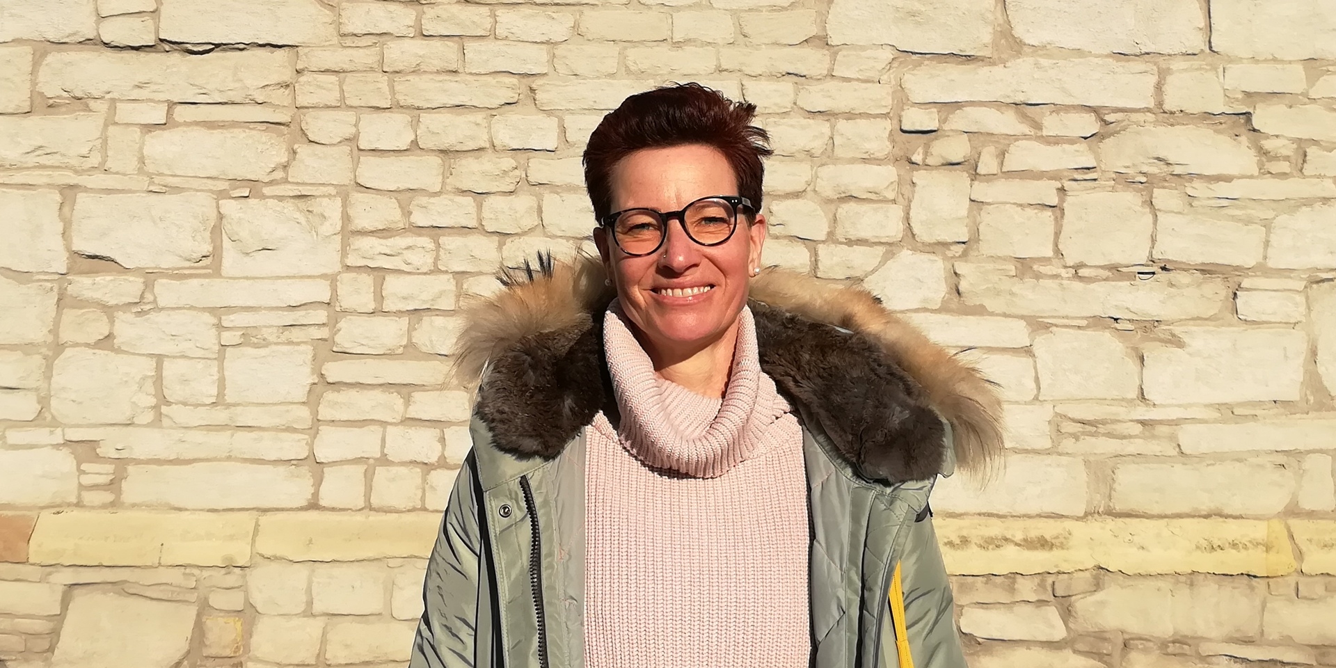 Sabine Gudehus steht vor einer Wand