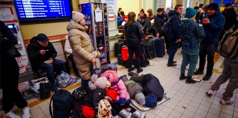 Kinder schlafen am frühen Morgen auf dem Boden in der Bahnhofshalle von Przemysl in der Nähe des ukrainisch-polnischen Grenzübergangs.