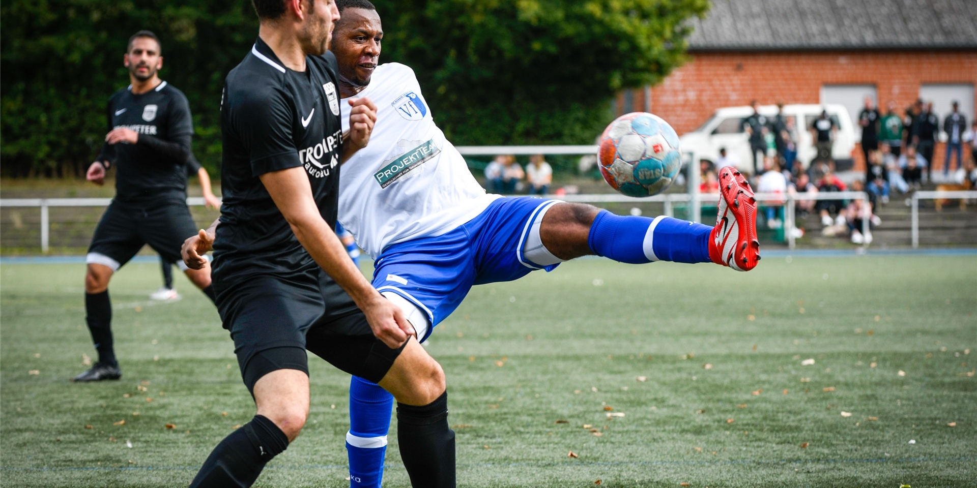 Kingsley Ndubueze im Zweikampf.