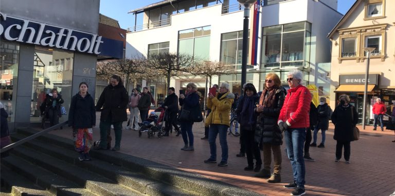 Viele Zuschauer haben die Friedenslieder leise mitgesungen.