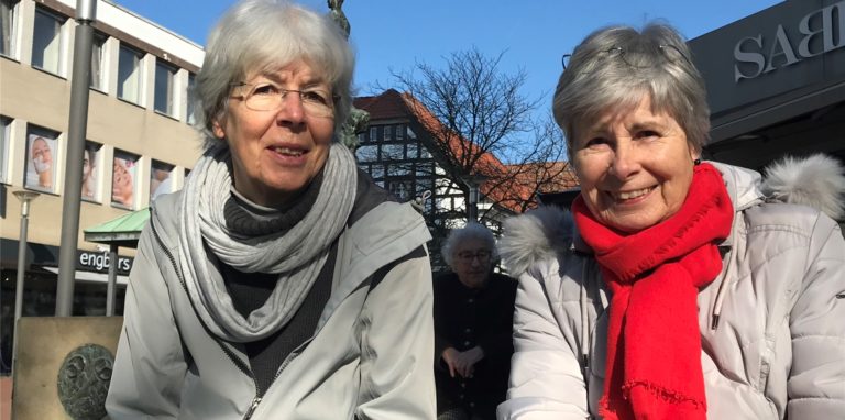 Einige Zuschauer, wie diese zwei Frauen, sind gezielt zur St. Georg Kirche in die Lüner Innenstadt gekommen, um Friedenslieder mitzusingen.