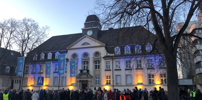 Unter den mehr als 200 Teilnehmern der Friedenskundgebung vor dem Borker Amtshaus waren auch Flüchtlinge, die in Selm eine neue Heimat gefunden haben.