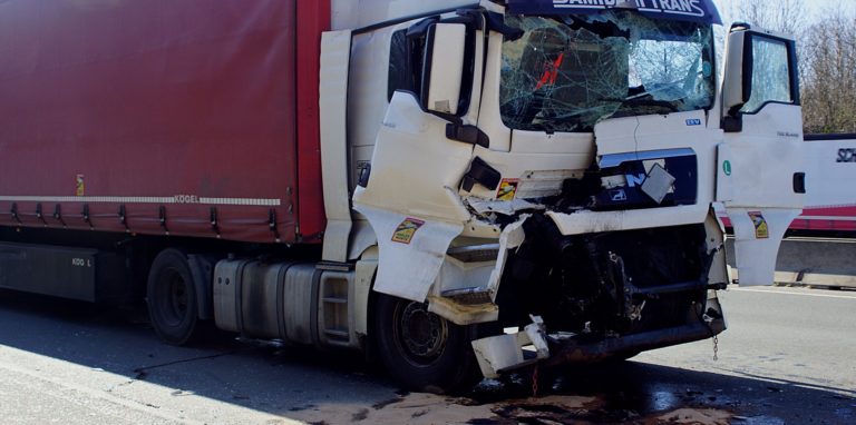 Unfall auf der A1 bei Unna: Dieser Lastwagen ist am Freitag (4. März) auf einen anderen aufgefahren. Der Fahrer musste ins Krankenhaus.