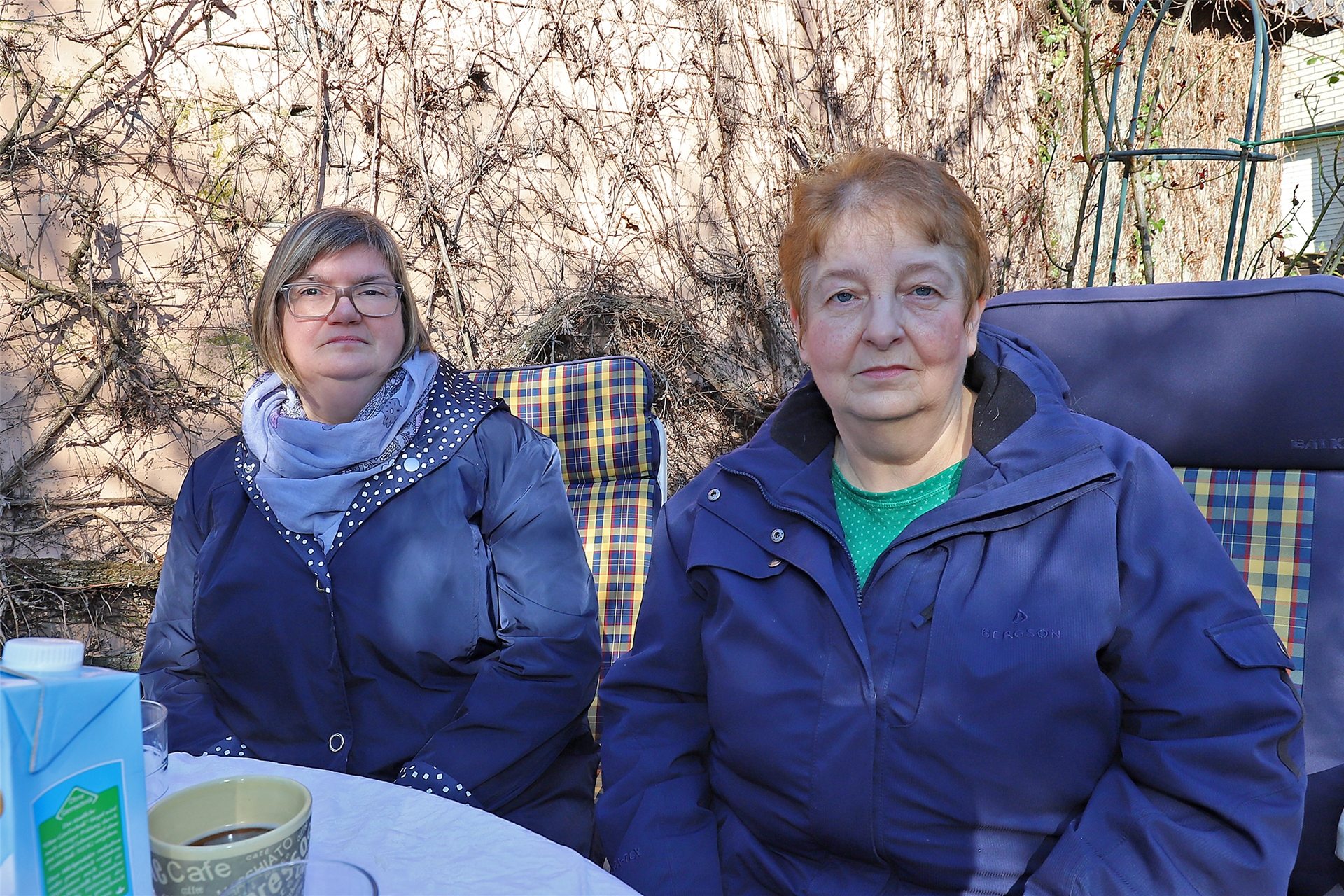 Ramona Bornemann (l.) und Katja Wohlgemuth von der Partei Die Linke sitzen an einem Tisch.