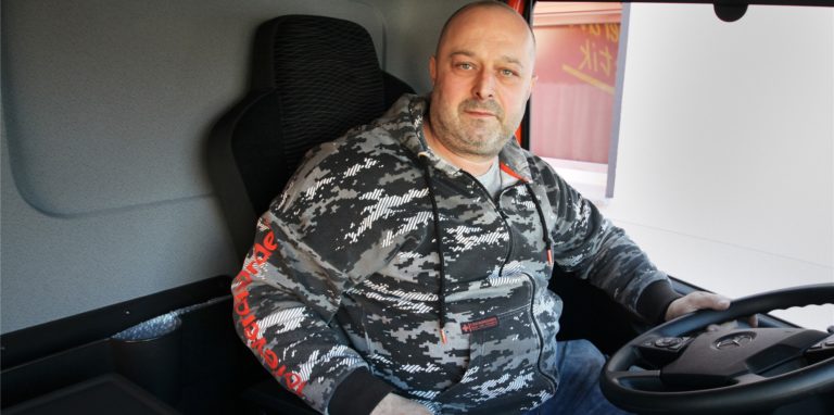 Darius Golabek ist Fahrer der Spedition Aulich aus Brambauer – nun fährt er die Spenden aus der Ukraine-Hilfsaktion der Olejniczaks aus Lünen-Süd nach Polen.
