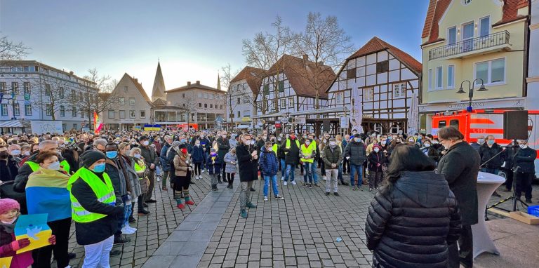 Die Friedenskundgebung auf dem Alten Markt fand enorme Resonanz, viele Menschen brachten Fahnen, Schilder und Luftballons mit.