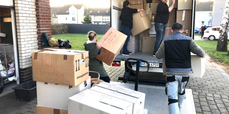 Die fleißigen Helfer packen die Kisten für den Transporter der Rehkitzrettung. Der machte sich noch am Freitagabend auf den Weg in Richtung Ukraine.