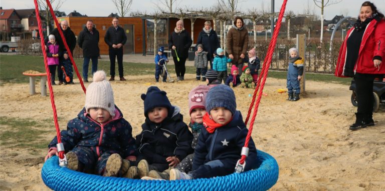 Die große Nestschaukel ist eines der Geräte im neuen Kleinkindspielbereich auf dem Spielplatz im Auenpark. Tagesmütter mit ihren Kindern haben sie bereits getestet.
