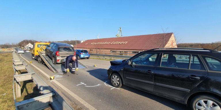 Auf der Kanalbrücke kam es zum Unfall. Die Brücke befindet sich mitten im Ausbaubereich der B54. Die Bundesstraße (Dortmunder Straße) wird vierspurig ausgebaut.
