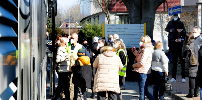 Nach mehr als 25-stündiger Fahrt kamen die 47 Geflüchteten aus der Ukraine am Sonntagmittag am Marienkrankenhaus an.