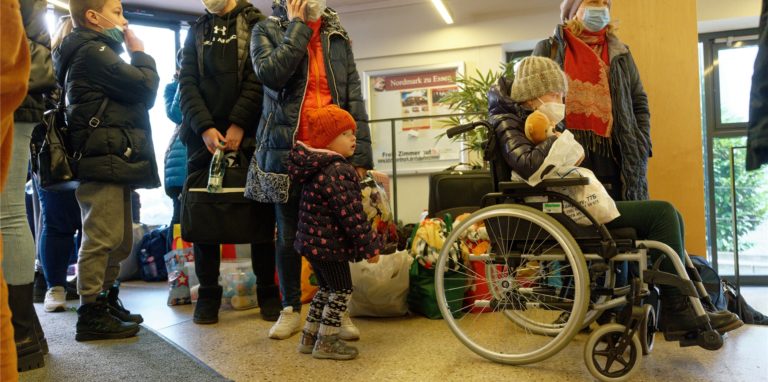 Krebskranke Kinder und Begleitpersonen warten im Universitätsklinikum in Essen auf den Weitertransport an ihre Zielorte.