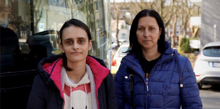 Victoria (l.) und Helena sind nach tagelanger Flucht aus der Ukraine im Ruhrgebiet angekommen.