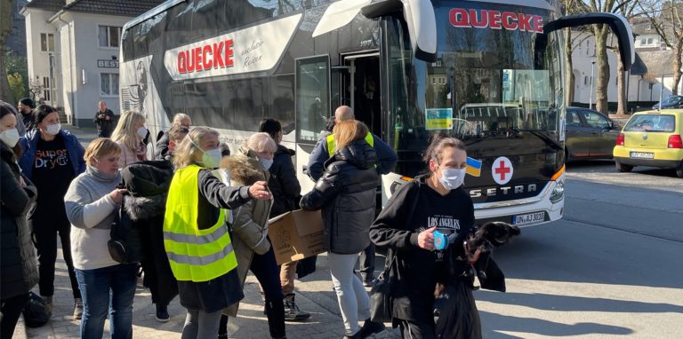 Ehrenamtliche unter anderem aus Dortmund haben Busse organisiert, die Geflüchtete an der polnisch-ukrainischen Grenze abgeholt haben.