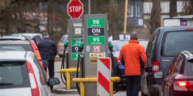 Die Spritpreise schnellen in die Höhe. Mittlerweile kostet der Liter Benzin mehr als 2 Euro.