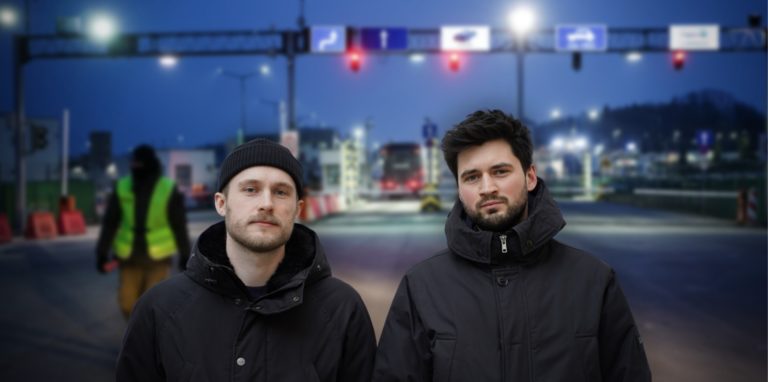 Unsere Reporter Robin Albers (l.) und Lukas Wittland haben einen Hilfskonvoi auf dem Weg zur polnisch ukrainischen Grenze begleitet