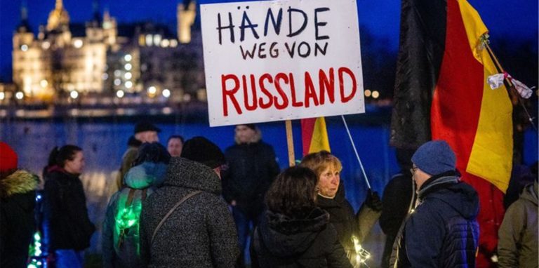 Teilnehmer einer Protestaktion gegen die Corona-Schutzmaßnahmen – sie nutzen jetzt den Ukraine-Krieg für sich.