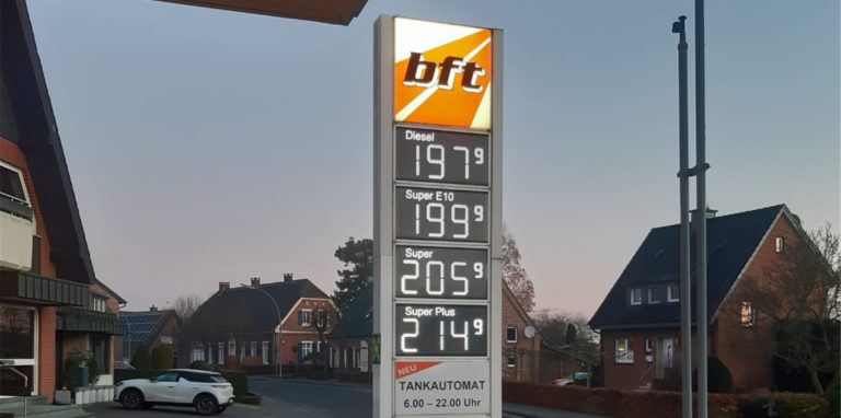 Eine Tafel mit Benzinpreisen der bft-Tankestelle.