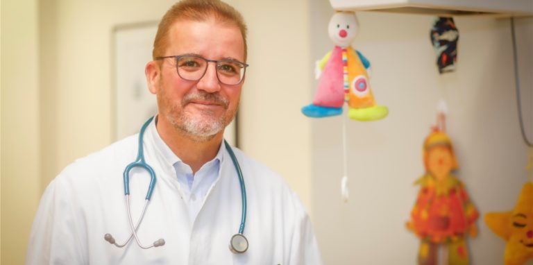 Prof. Dr. Dominik Schneider spricht über die Aufnahme der ukrainischen Patienten in der Kinderklinik.