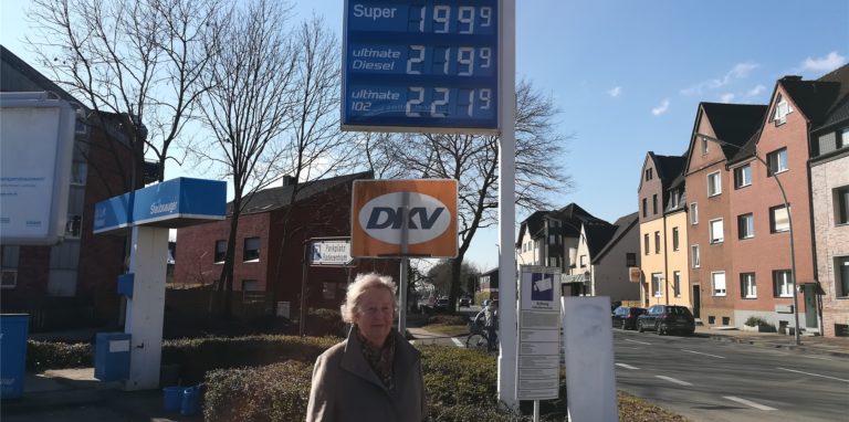 Margareta Haarmann steht vor der Preisanzeige der Aral-Tankstelle an der Lünener Straße in Werne.