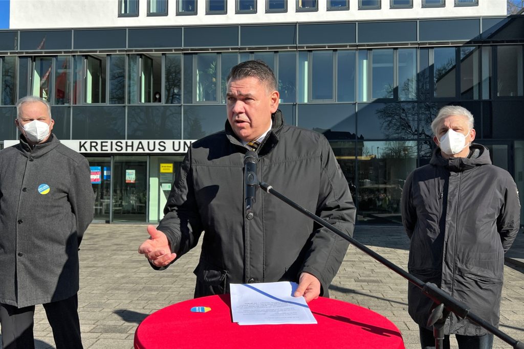 Landrat Mario Löhr (Mitte), sein Stellvertreter Martin Wiggermann (l.) und sein Vorgänger Michael Makiolla bei der Mahnwache. Landrat Mario Löhr (Mitte), sein Stellvertreter Martin Wiggermann (l.) und sein Vorgänger Michael Makiolla bei der Mahnwache.