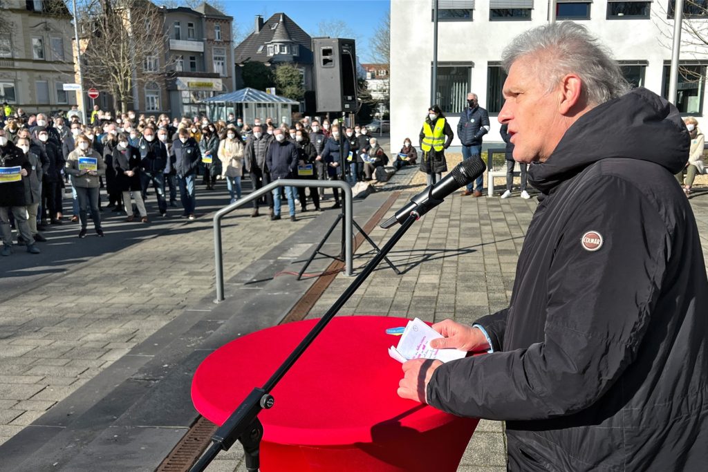 DRK-Kreisvorsitzender Michael Makiolla appellierte zu helfen – auch in Form von Blutspenden. DRK-Kreisvorsitzender Michael Makiolla appellierte zu helfen – auch in Form von Blutspenden.
