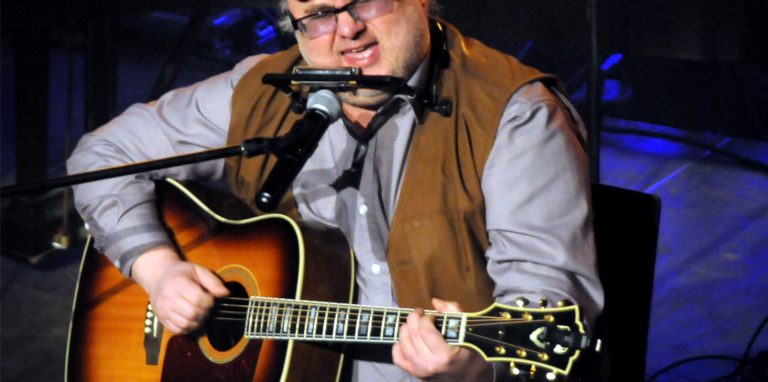 Musiker Chris Kramer lädt zu einem Konzert ein.