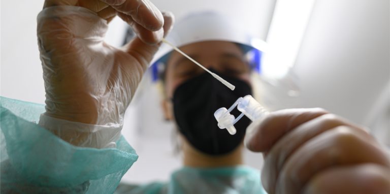 Eine Person werten einen Corona-Test aus