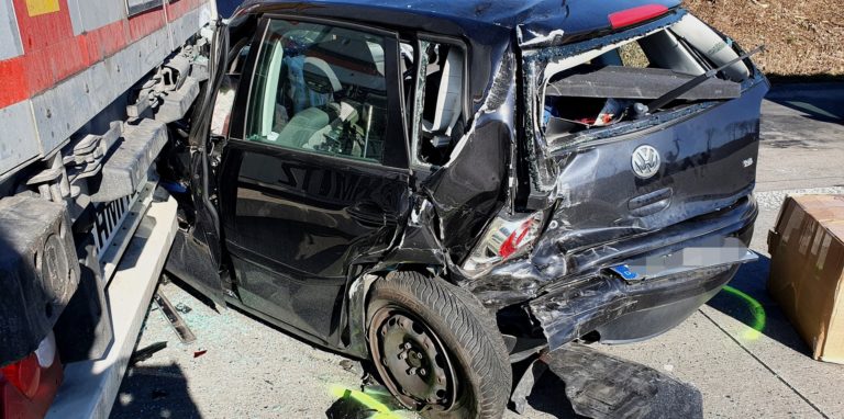 Schwerer Unfall auf der A44: Die Fahrerin dieses VW Polo hatte großes Glück im Unglück. Sie zog sich nur leichte Verletzungen zu.