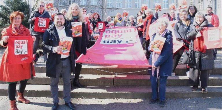 Bürgermeister Dimitrios Axourgos unterstützt Birgit Wippermann (links) und Schwerter Frauen in ihrem Kampf um Lohngerechtigkeit.