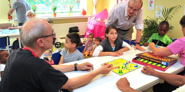 Volker Risse (hinten) in der Erstaufnahmeeinrichtung in Massen, als Corona noch fern war und es an jedem Samstag eine „Spielstube“ für die Kinder gab.