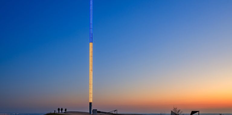 Der Lichtstab auf der Halde Großes Holz erstrahlt jetzt in blau-gelb, den Nationalfarben der Ukraine. Die Stadt will damit ihre Verbundenheit mit den vom Krieg betroffenen Menschen zeigen.