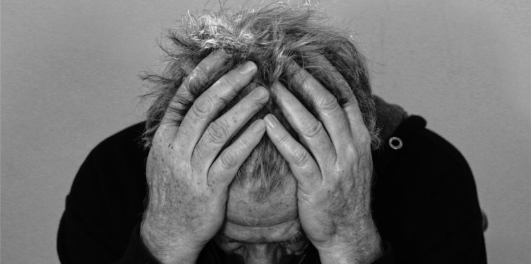 Kriege rufen bei vielen Menschen existenzielle Ängste hervor und können zu schweren Traumatisierungen führen. Aber es gibt verschiedene Strategien, damit umzugehen.