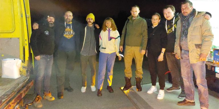 Helfende des Akuthilfe-Vereins für die Ukraine bei der Übergabe von Hilfsgütern an der polnisch-ukrainischen Grenze.