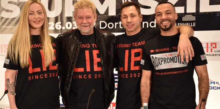 Boxerin Hanna Hansen, Veranstalter Ludger Inholte, Felix Sturm und Trainer Maurice Weber bereiten sich auf den Box-Abend in Dortmund vor.