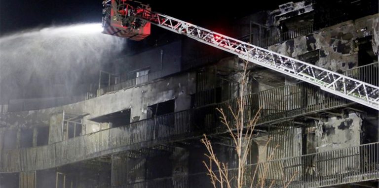 Die Feuerwehr löscht einen Wohnblock in Essen.