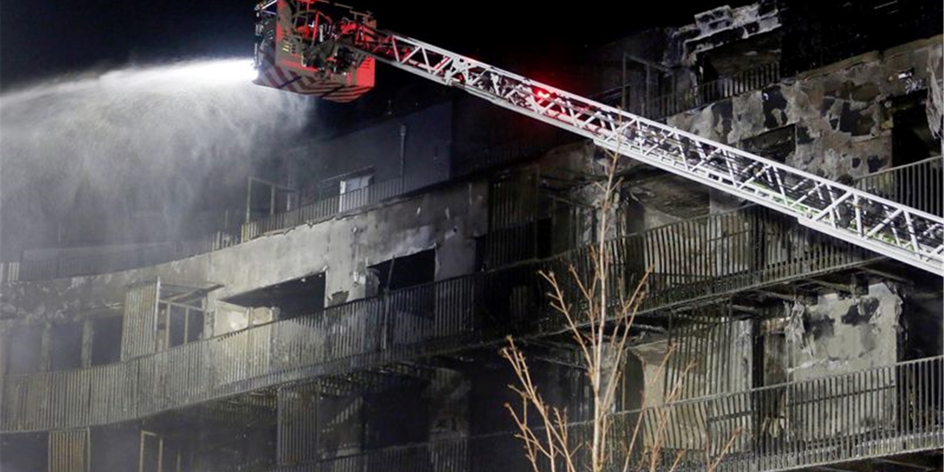 Die Feuerwehr löscht einen Wohnblock in Essen.