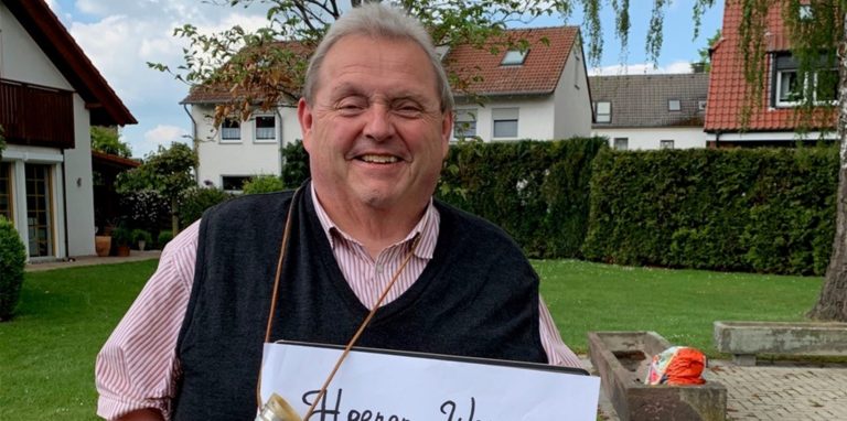 Herbert Krollmann vom Heerener Schweineclub, der hier eine Botschaft an den künftigen Ehrengast Peter Maffay richtet, organisiert nun eine Spendenaktion für die Ukraine.