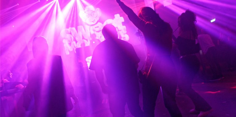 Feiernde genießen die Nacht im Club Rudas Studios. Seit dem 4. März dürfen Tanzlokale, Clubs und Diskotheken mit der 2G-plus-Regel wieder öffnen.