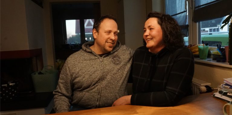 Vladimir Brandt und seine Frau Olivia sitzen am Tisch